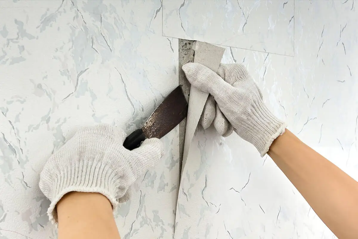 Illustration of wallpaper removal (stock photo)